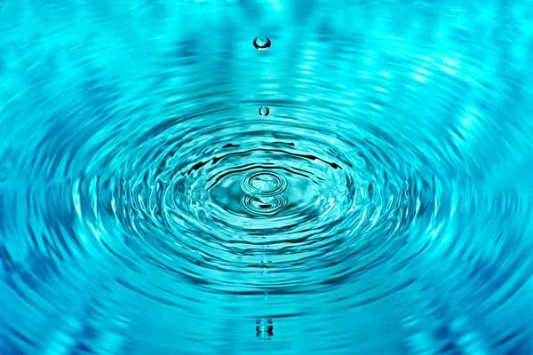 Drop of water falls into water — Stock Photo, Image