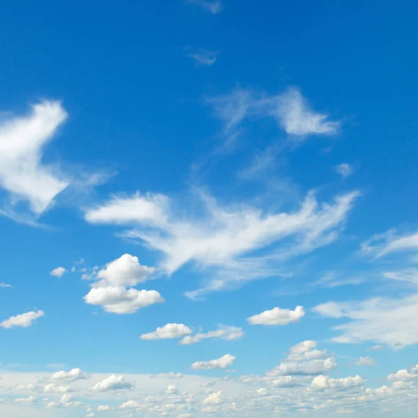 Beaux nuages dans le ciel bleu — Photo