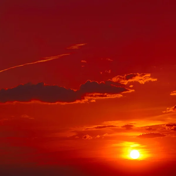 Nascer do sol vermelho brilhante — Fotografia de Stock