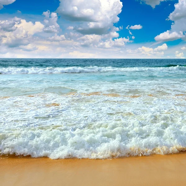 Olas oceánicas y cielo azul — Foto de Stock