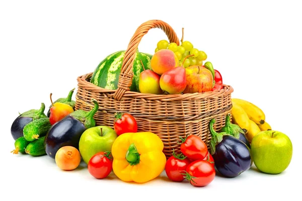 Сбор фруктов и овощей в корзине — стоковое фото