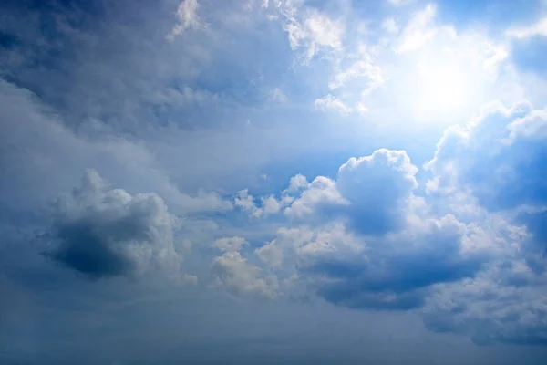 Sonne am schönen Himmel — Stockfoto