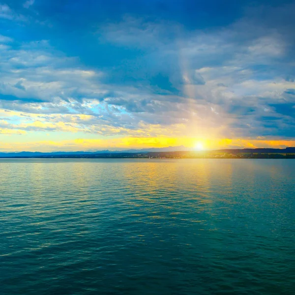 Рассвет над морем и голубое небо — стоковое фото