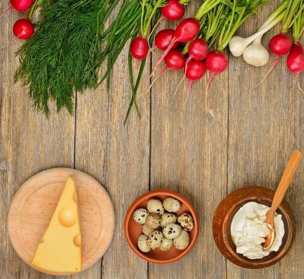 Υγιεινά τρόφιμα (λαχανικά, τυρί, αυγό, κρέμα γάλακτος) σε παλιό ξύλο — Φωτογραφία Αρχείου