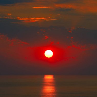 Deniz güneş yolda ile gündoğumu