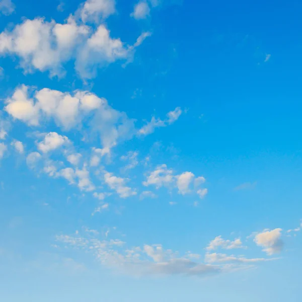 เมฆที่สวยงามในท้องฟ้าสีฟ้า — ภาพถ่ายสต็อก