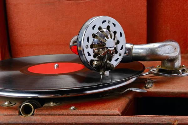 Vintage gramophone with vinyl disc. Close-up. — Stock Photo, Image
