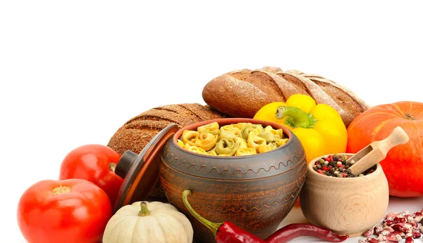 Zestaw przydatnych produktów (warzywa, przyprawy, ravioli) — Zdjęcie stockowe