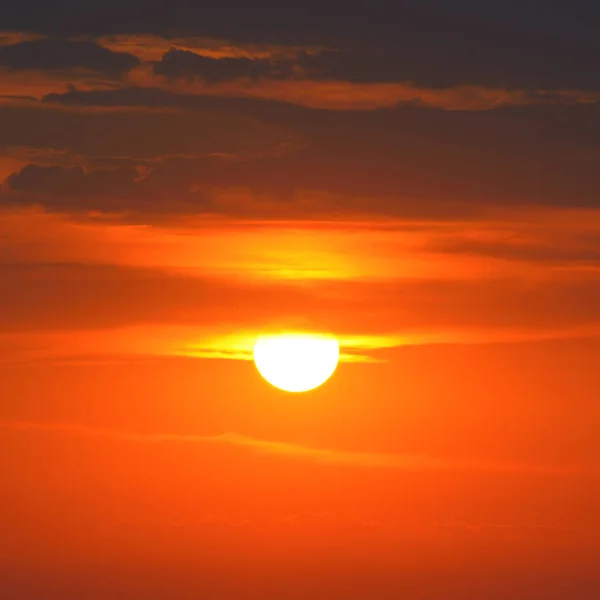 Heldere rode zonsopgang op de hemel — Stockfoto