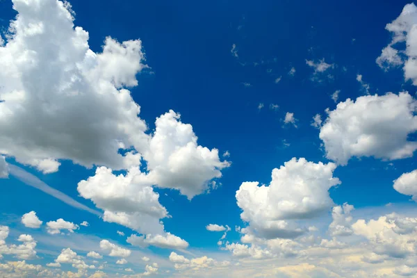 Heavenly landscape. Cumulus clouds in blue sky. — Stock Photo, Image