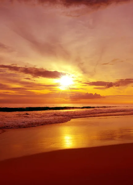 Nascer do sol vermelho brilhante — Fotografia de Stock