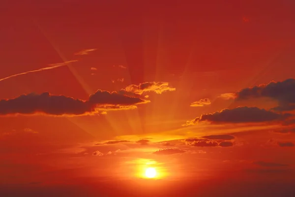 Nascer do sol vermelho brilhante — Fotografia de Stock