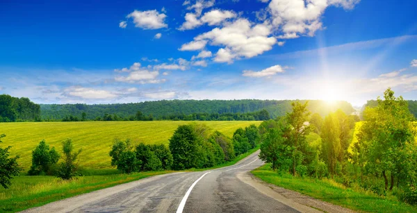 Carretera de campo y hermosa puesta de sol — Foto de Stock