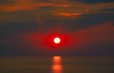 Deniz güneş yolda ile kırmızı gündoğumu