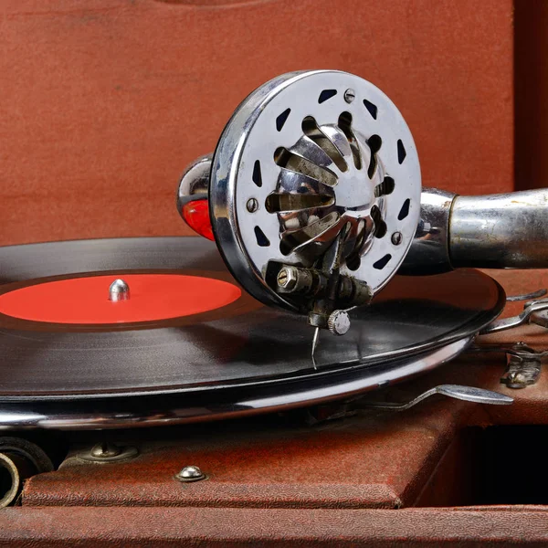 Vintage grammofoon met vinyl schijf. — Stockfoto