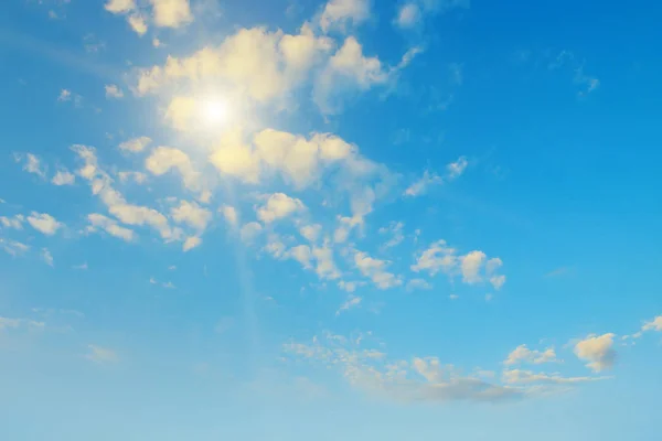Солнце на красивом небе — стоковое фото