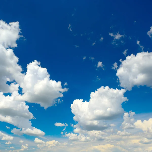 Hermosas nubes en el cielo — Foto de Stock