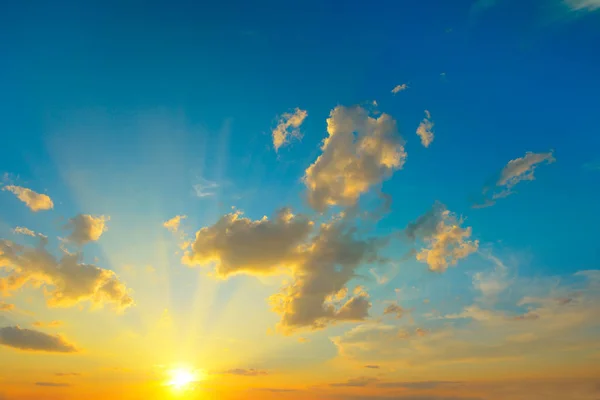 Schöner heller Sonnenuntergang. — Stockfoto