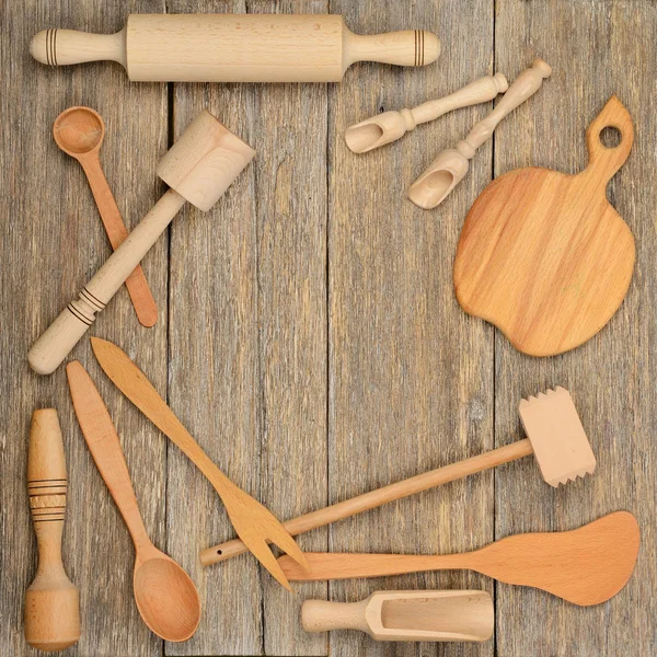 餐桌上的厨房木制器皿 (勺子、盘子、叉子、杵) — 图库照片