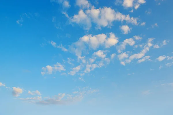 Lindas nuvens no céu azul — Fotografia de Stock