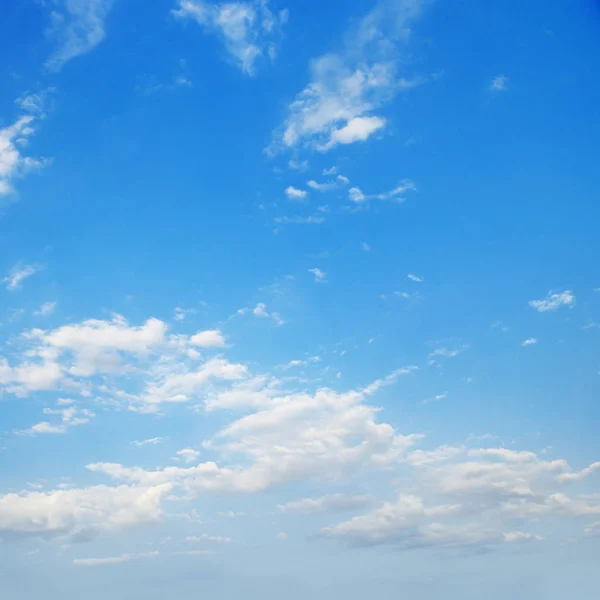 Zirruswolken gegen strahlend blauen Himmel. — Stockfoto