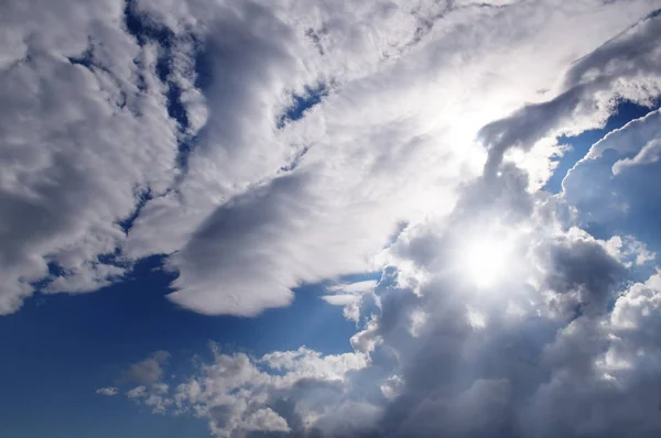 Sole sul bel cielo — Foto Stock