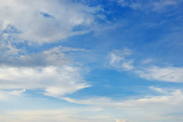 Leichte Zirruswolken am hellen Himmel. — Stockfoto