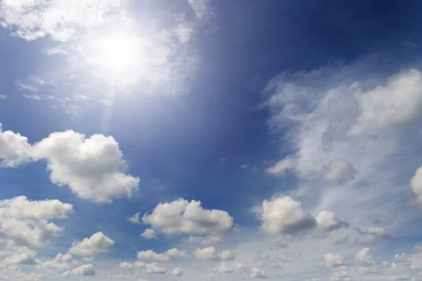 Sol brilhante no céu azul entre nuvens . — Fotografia de Stock