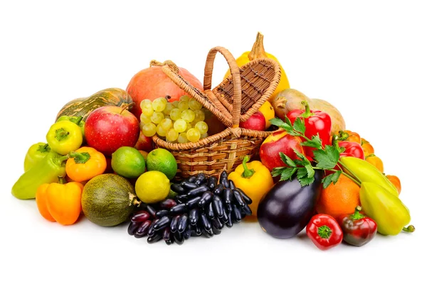 Cesta com frutas e legumes frescos isolados em uma parte traseira branca — Fotografia de Stock