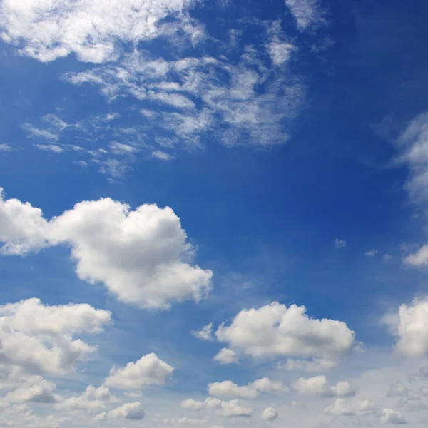 Beautiful white clouds in the dark blue sky. — Stock Photo, Image