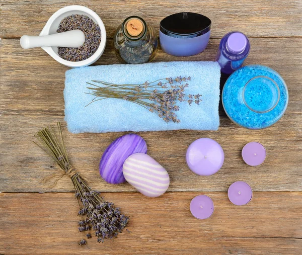 スパの商品: 石鹸、海の塩、タオル、木製でラベンダーのオイル — ストック写真