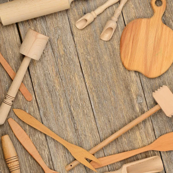 厨房木制餐具 (勺子, 盘子, 叉子, 杵) 在桌上 — 图库照片