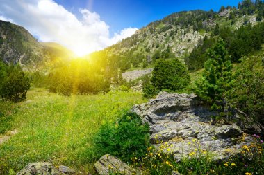 Dağ Vadisi Andorra güzel gündoğumu.
