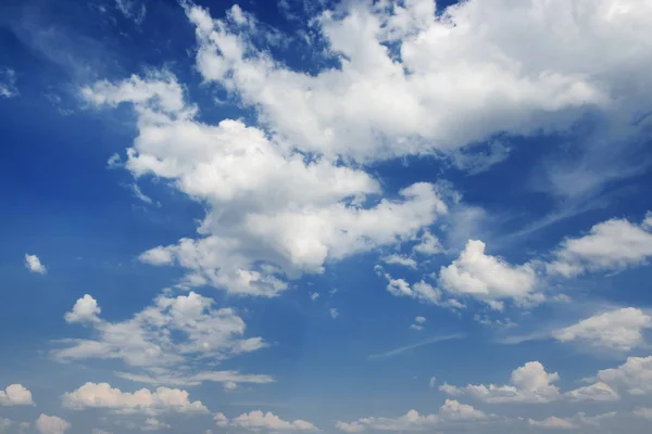 Cumulus white clouds on a blue sky background — Stock Photo, Image