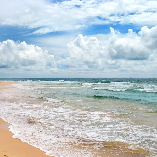 Paysage océanique. Ciel bleu et sable jaune sur la plage . — Photo