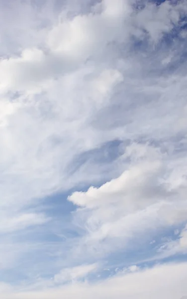 Nuvens brancas no céu — Fotografia de Stock