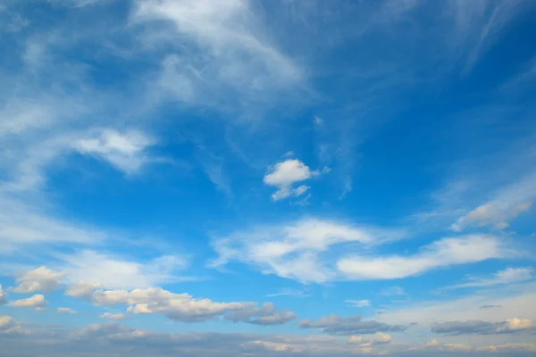 Біла хмара на небі — стокове фото