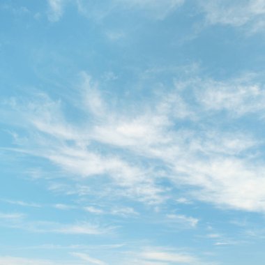 Açık mavi gökyüzünde hafif sirrus bulutları