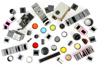 Aksesuarlı retro kamera ve slayt projektörünün üst görünümü