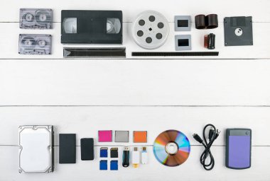 Tahta masada çeşitli medya.