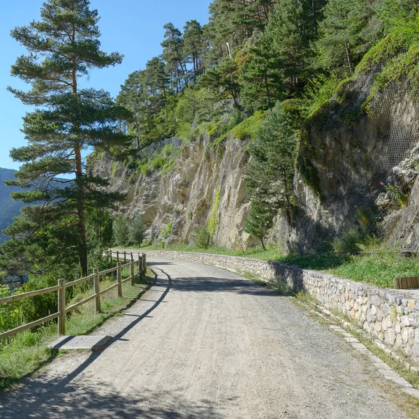 Route rocheuse dans les montagnes Andorre . — Photo