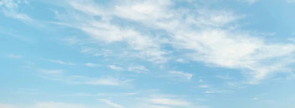 Nuages de cirrus légers sur ciel bleu clair — Photo