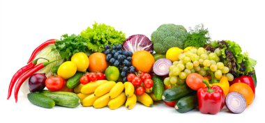 Beyaz arka planda izole edilmiş geniş çeşitlilikte yararlı sebzeler ve meyveler