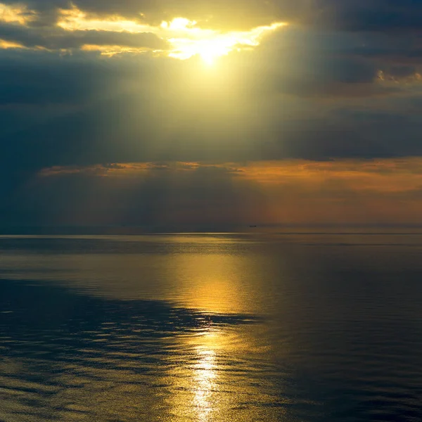 Soleil Brillant Dans Les Nuages Noirs Dessus Océan Avec Piste — Photo