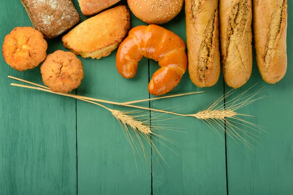 Свіжий Хліб Вуха Пшениця Зеленому Дерев Яному Фоні — стокове фото