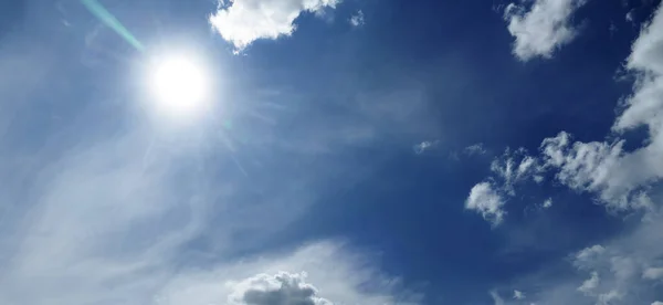 Sole Luminoso Naturale Sfondo Cielo Blu Scuro — Foto Stock