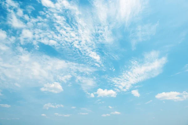 Ανοιχτά Άσπρα Σύννεφα Στον Φωτεινό Γαλάζιο Ουρανό Αντιγραφή Χώρου Για — Φωτογραφία Αρχείου