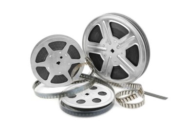 Metal makaralı eski film beyaz arka planda izole edilmiş.