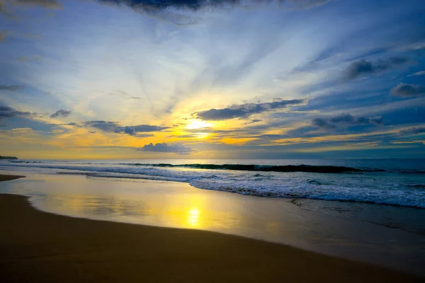 Bellissimo Tramonto Nell Oceano Onde Marine Sabbia Spazio Libero Testo — Foto Stock