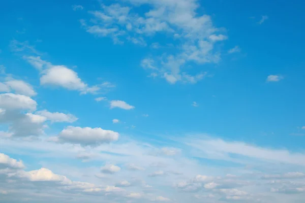 เมฆส ขาวบนท องฟ าสดใสท สวยงาม — ภาพถ่ายสต็อก